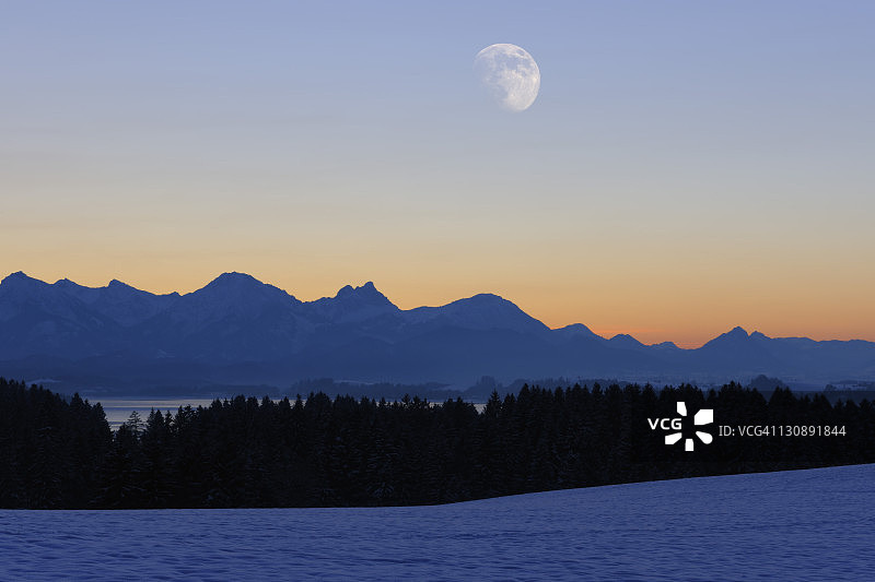 坦恩海姆山脉与福森附近的福尔根湖，阿尔高，巴伐利亚，德国，欧洲图片素材