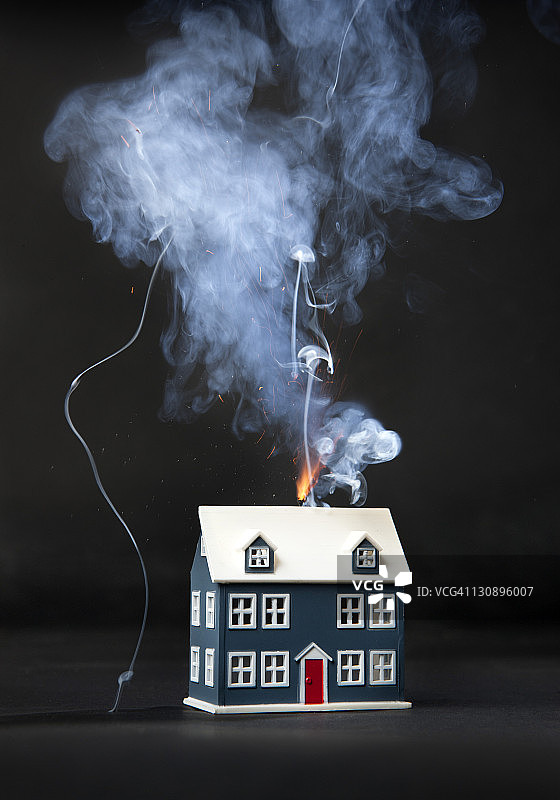 带点燃引线的房子图片素材