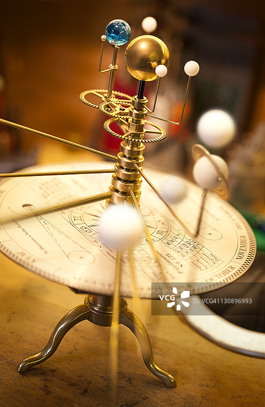 带有蓝色发光地球的太阳系仪图片素材