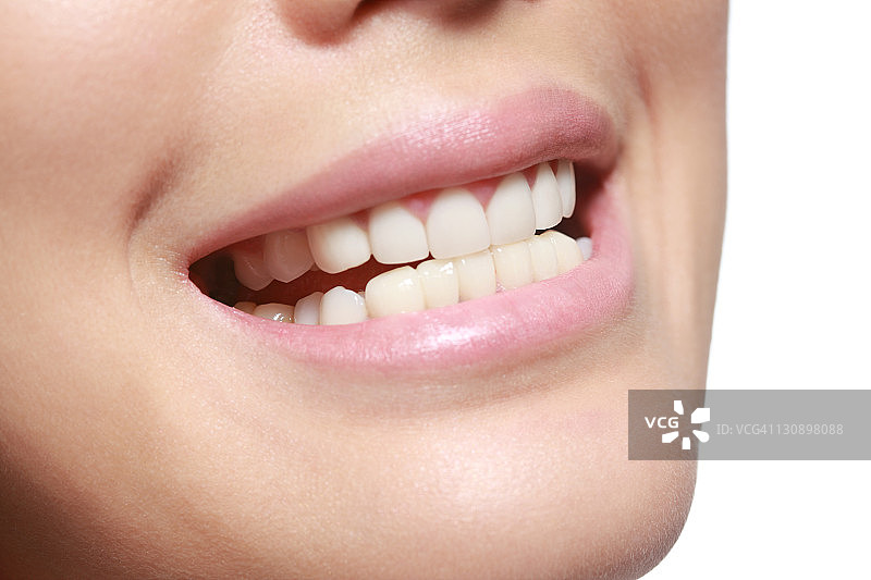 年轻女人的嘴部特写图片素材
