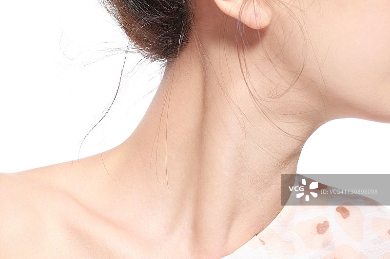 年轻女人的颈部特写图片素材