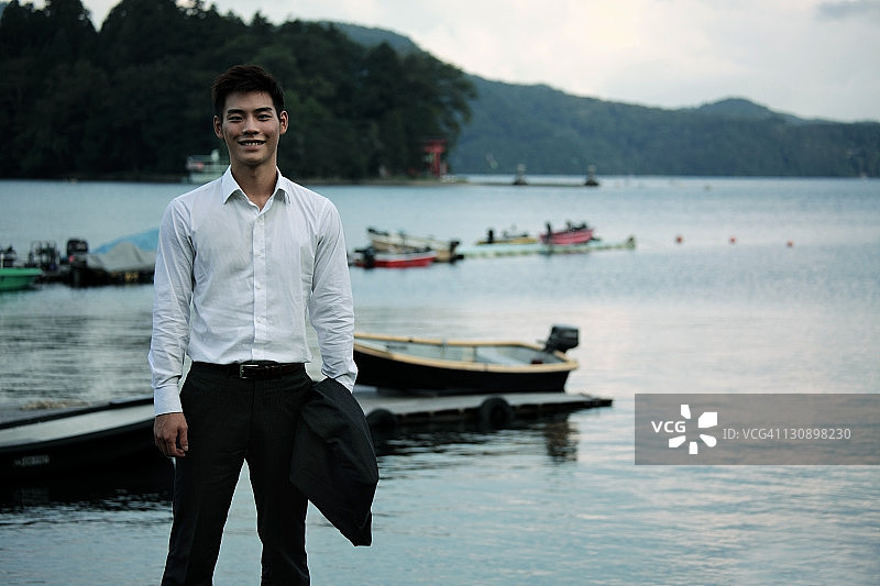湖边的年轻商人图片素材