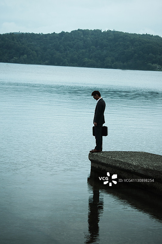湖边的年轻商人图片素材