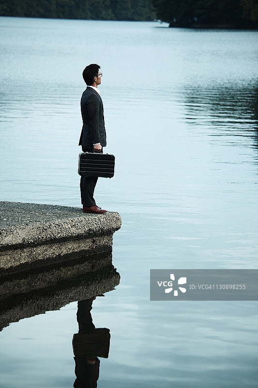 湖边的年轻商人图片素材