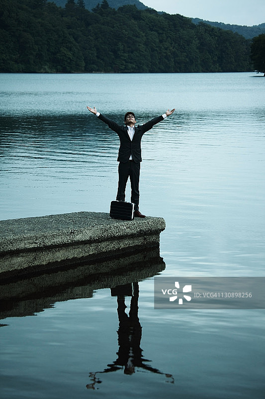 在湖中放松的年轻商人图片素材