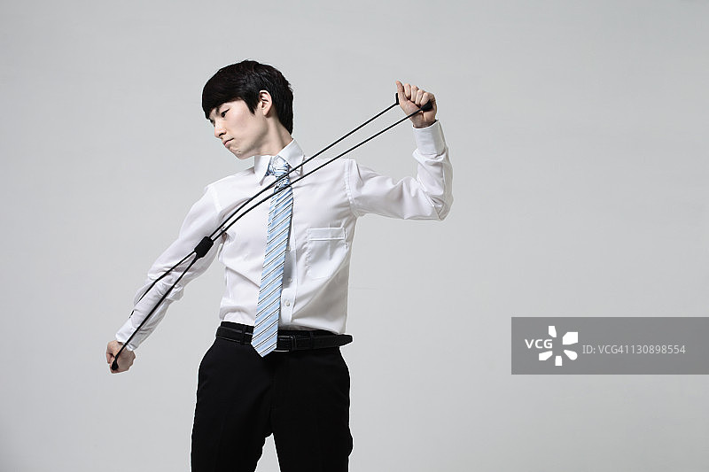 使用训练橡皮筋的年轻商人图片素材