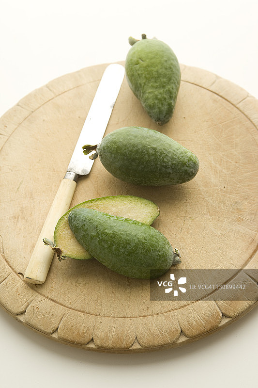切割板上的斐济果图片素材