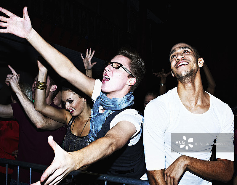 在音乐会上的一群人图片素材