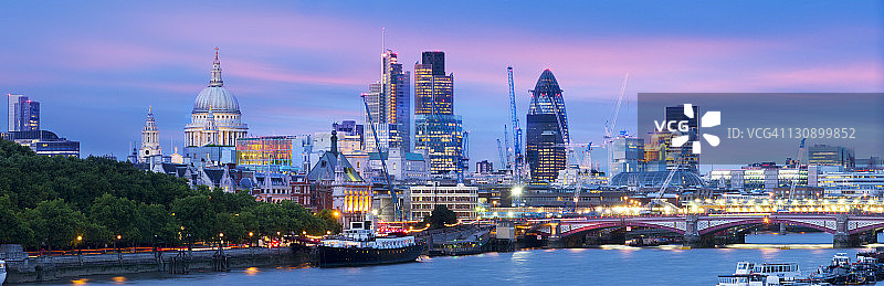 日落时分的新伦敦城市天际线，英国伦敦图片素材