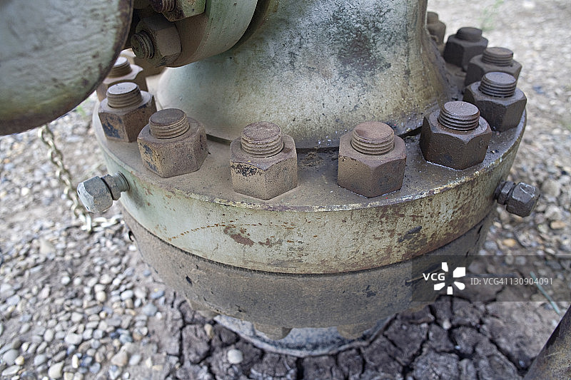 井口底座上的坚果与龟裂的土地图片素材