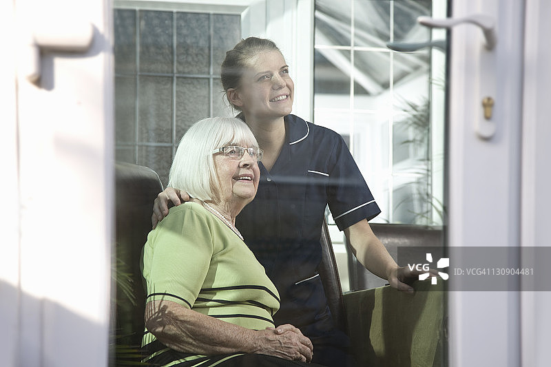 护理人员和病人欣赏花园景色图片素材