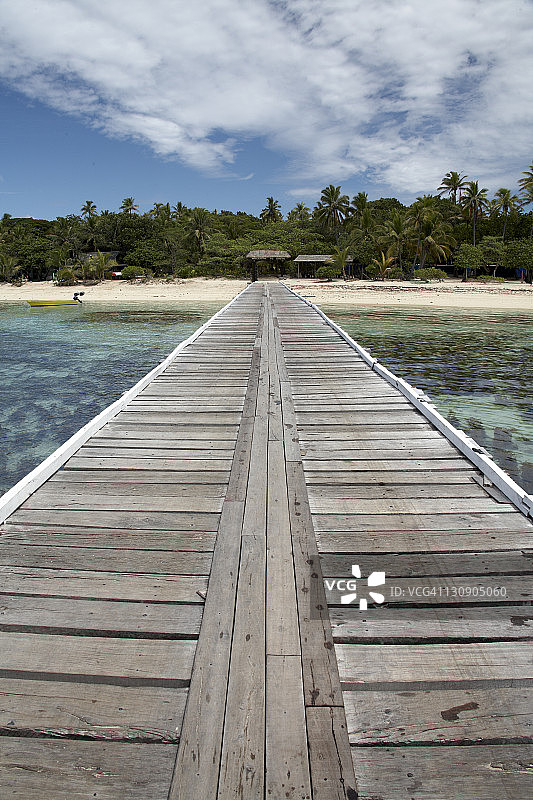 热带岛屿海边的码头图片素材