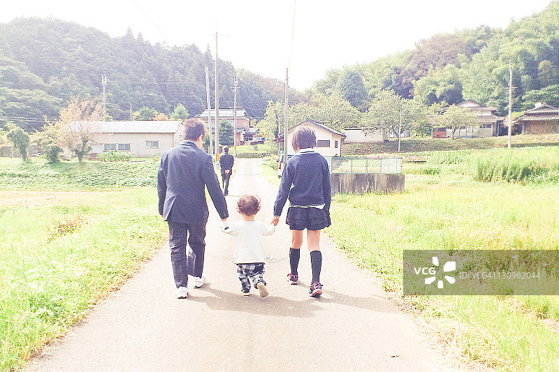 墓地里的家庭图片素材