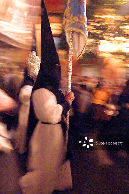 在塞维利亚圣周游行中戴面具的男人图片素材