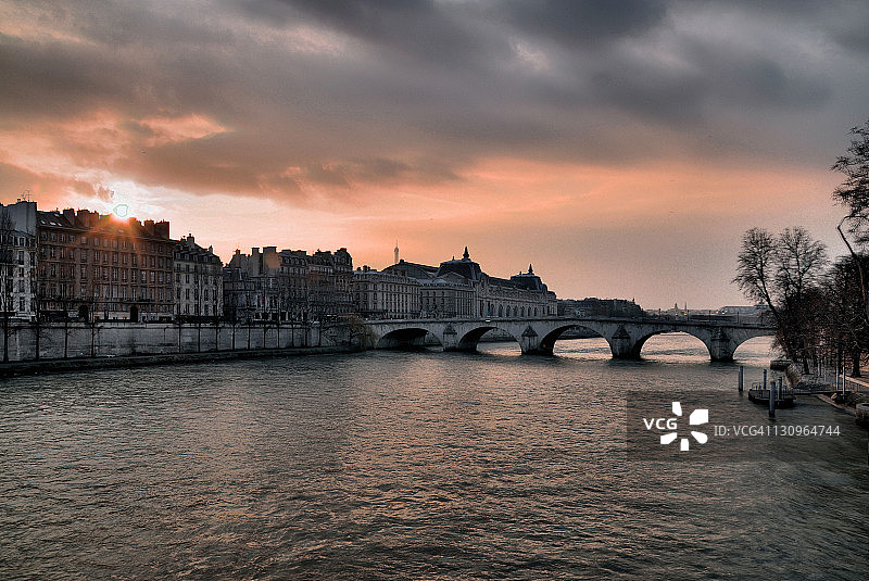 日落时的塞纳河和奥赛博物馆图片素材