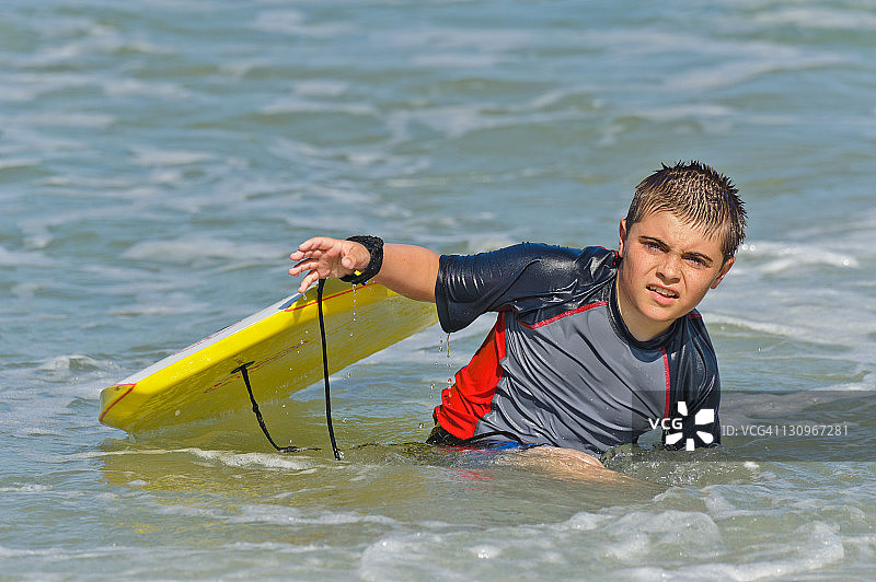 玩趴板的男孩图片素材