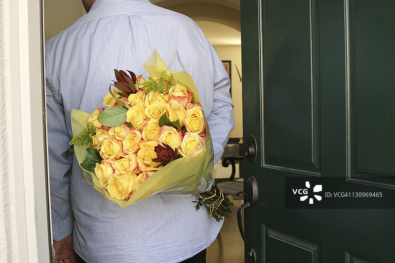 男人在身后藏着鲜花图片素材