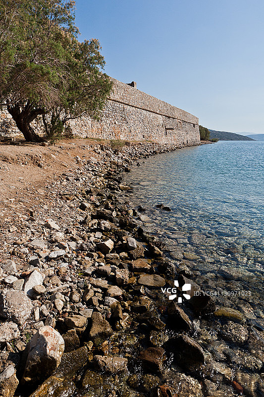 沿着堡垒墙壁的海滩图片素材