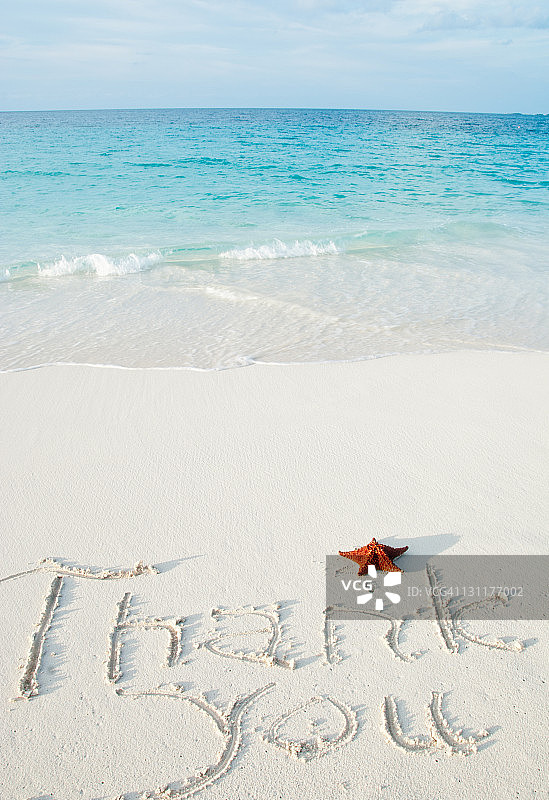 沙滩上的“谢谢你”字样图片素材