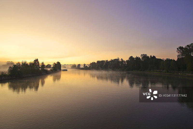黎明时分的贝德福德海峡图片素材