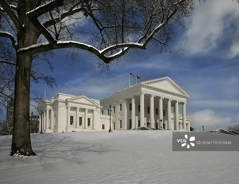 雪中的弗吉尼亚州议会大厦图片素材