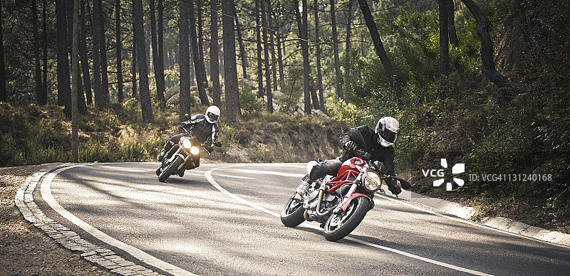 两辆摩托车行驶中图片素材