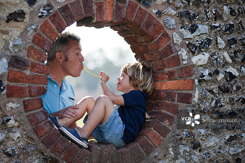 父子分享糖果图片素材