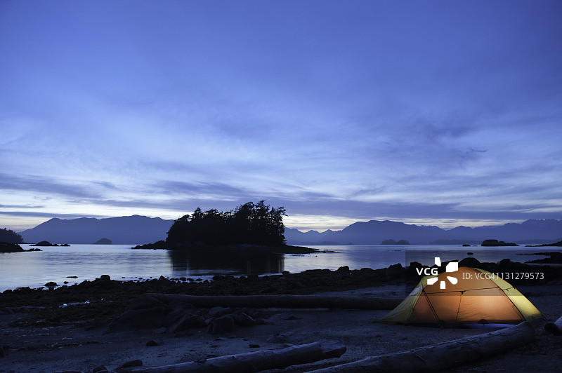 夜晚海边被照亮的帐篷图片素材