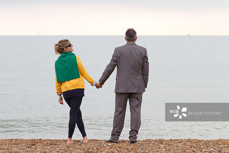 情侣在布莱顿海滩手牵着手图片素材