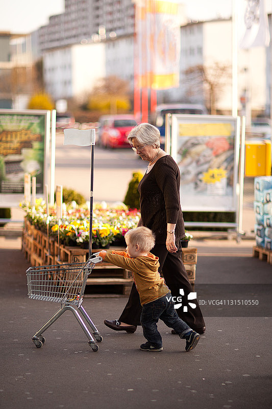 和奶奶一起购物图片素材