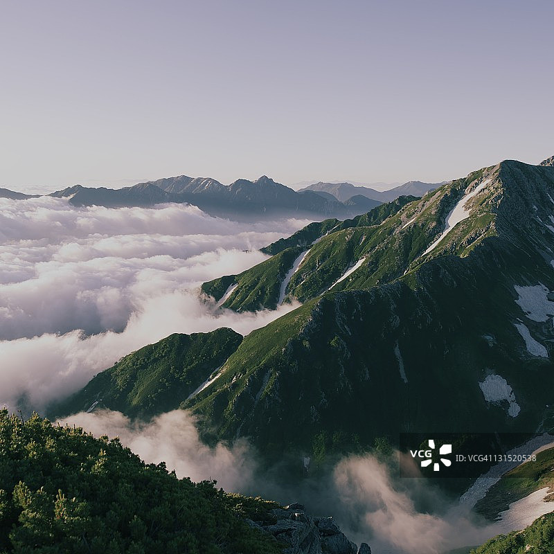 立山下的云彩图片素材
