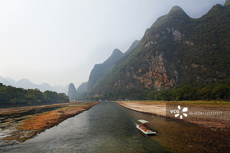 船在河上图片素材