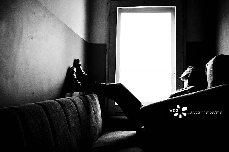 女孩黑白复古照片图片素材