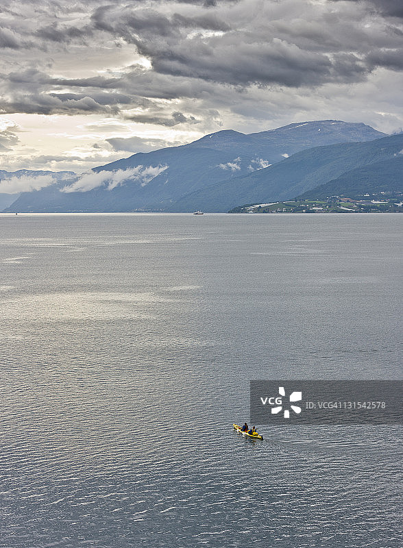 在峡湾上划皮划艇图片素材