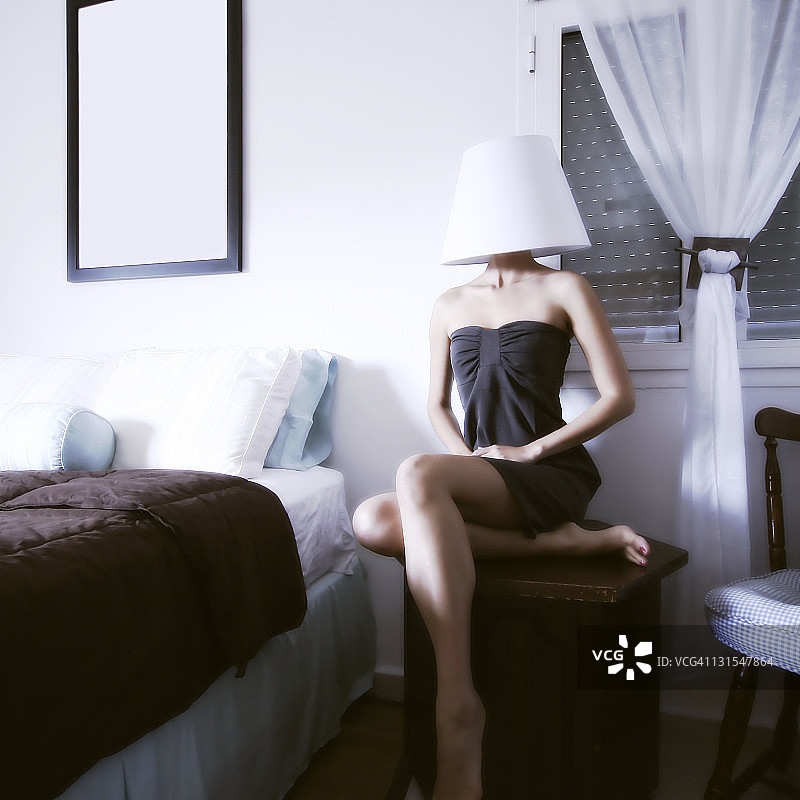 年轻女人头戴灯罩图片素材