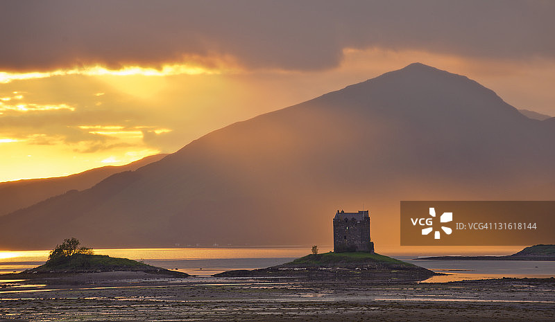 日落时分的城堡守望者图片素材