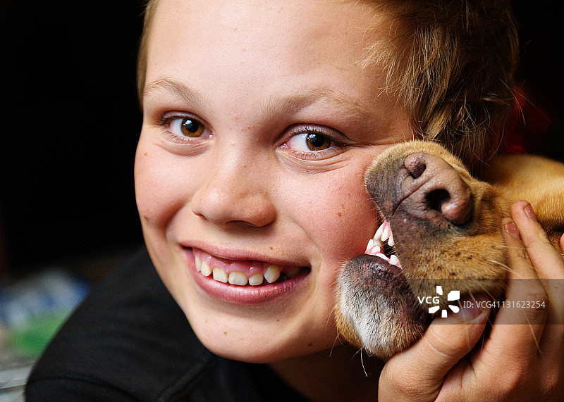 男孩与狗图片素材