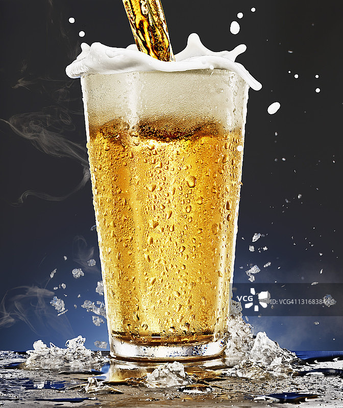 带泡沫的啤酒杯图片素材