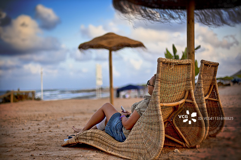 女子看着海滩图片素材