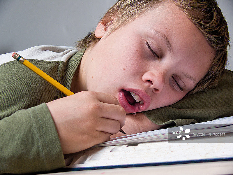 男孩学习时睡着了图片素材