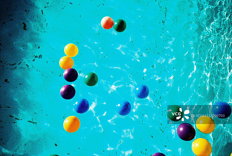 泳池里的彩色球图片素材