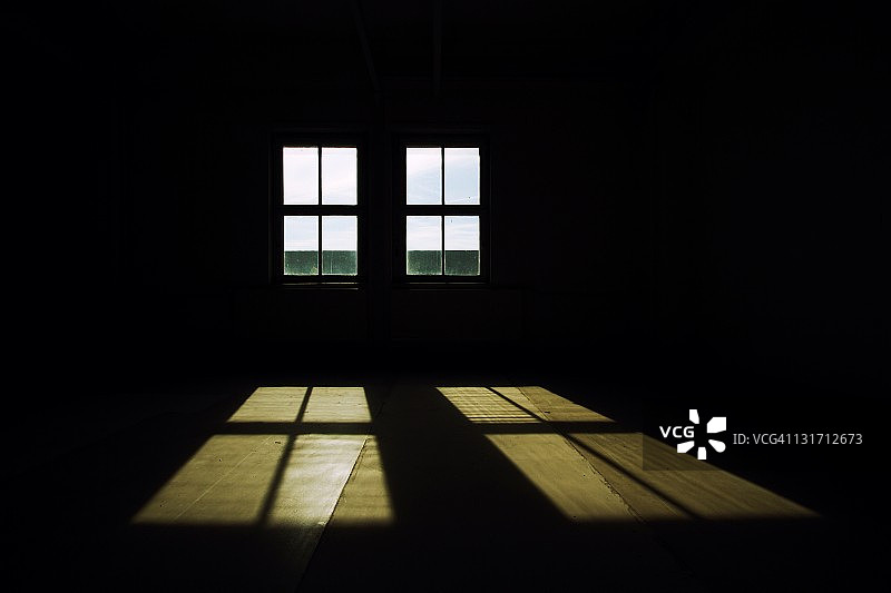 穿过窗户的阳光图片素材