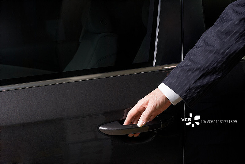 商人打开车门图片素材