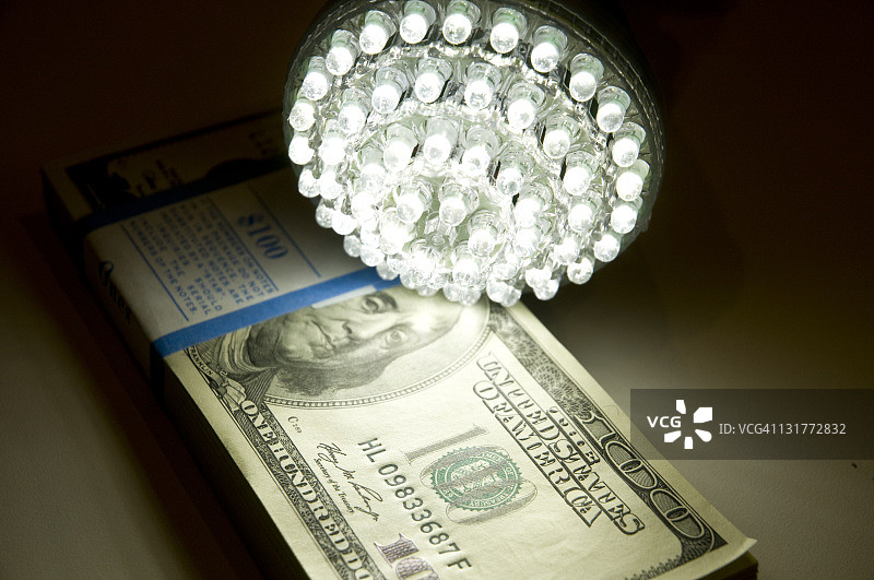 美元和LED灯泡图片素材