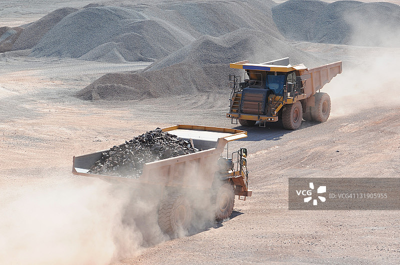 带有两辆自卸车的露天矿图片素材
