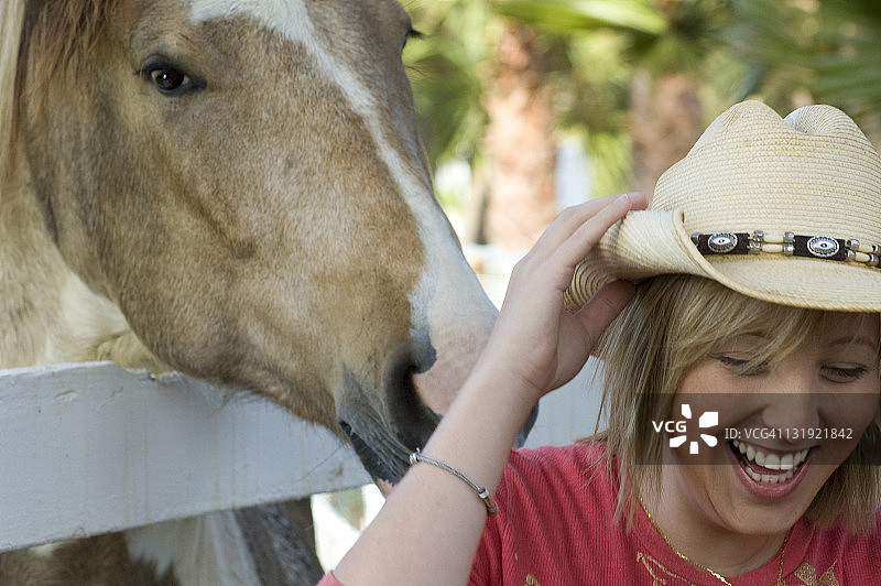 马和欢笑的女孩图片素材