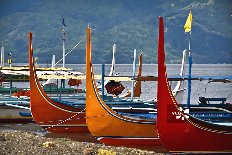 停泊在塔尔湖岸边的船只图片素材