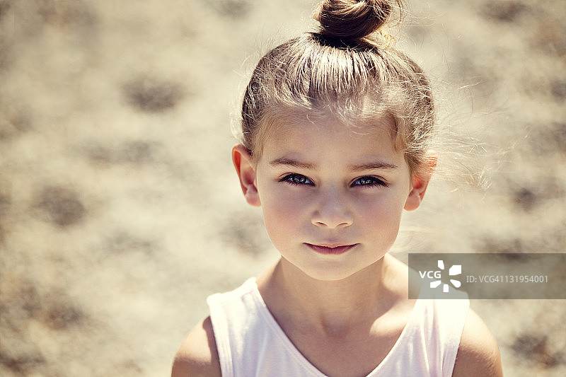 小女孩的户外肖像图片素材