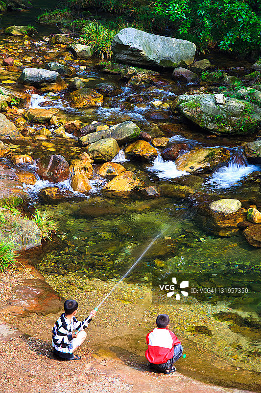 孩子们在金鞭溪旁玩耍图片素材