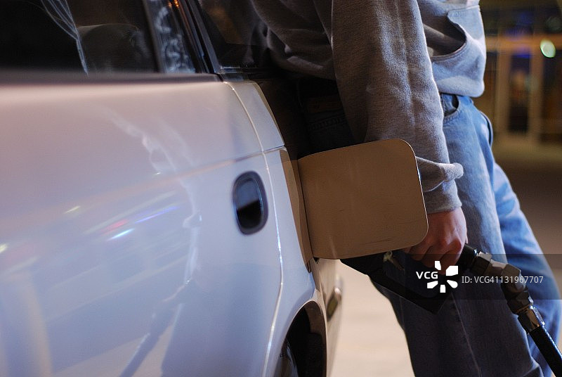 男人给汽车加油图片素材